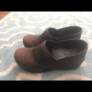 Dansko Nubuk Brown NARROW Leather Clogs 39